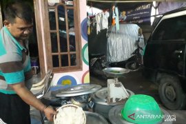 Songsong Ramadhan dengan keramas di sungai