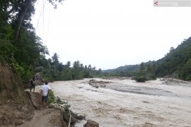 Jalur darat Palu-Kulawi Sulteng  putus diterjang banjir