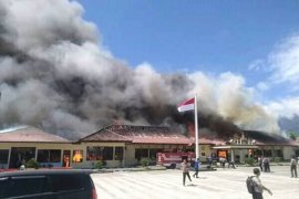 Gedung Polres Lampung Selatan kebakaran Page 1 Small