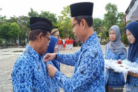 Lecturer and student interact through educational technology