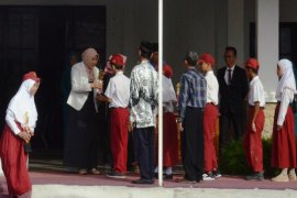 Bupati serahkan berbagai penghargan di Hardiknas  2019