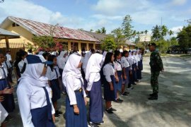 Pelajar di perbatasan dilatih kedisiplinan pada peringatan Hardiknas