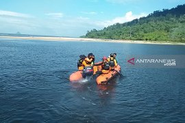 Randu bocah yang hanyut di laut belum ditemukan, tim SAR terus bergerak