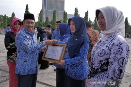 Gubernur Riau beri penghargaan siswa dan guru berprestasi pada Hardiknas