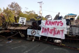 Ratusan mahasiswa UMRAH Tanjungpinang blokade jalan kampus