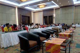 Pleno rekapitulasi perolehan suara di Pekanbaru molor dan sepi peserta