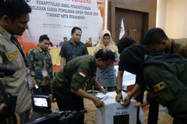 KPU Pekanbaru sahkan perolehan suara 7 kecamatan, Prabowo-Sandiaga unggul sementara
