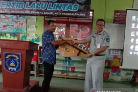 Jasa Raharja Babel serahkan bantuan perlengkapan Poskamling