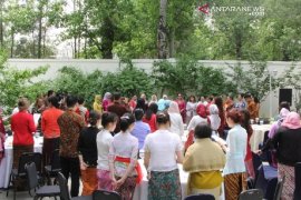 Sup pangsit jadi suguhan Hari Kartini di  Beijing