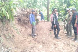 Pemkab kerahkan alat berat bersihkan material longsoran