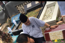 Harry Azhar ikut tradisi ziarah kubur jelang Ramadhan