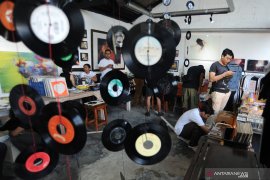 Melihat koleksi kaset dan piringan hitam di Record Store Day