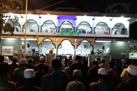 Jamaah Masjid Alkhairaat Palu shalat tarawih meluber ke badan jalan
