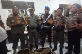 Satpol PP  amankan dua WTS  dan ratusan botol minuman keras