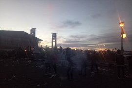 Ratusan anak-anak perang petasan di Benteng Kuto Besak Palembang