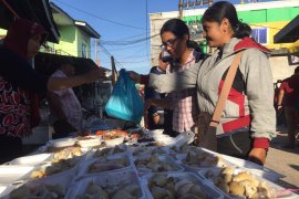 Warga non muslim di Batam ikut berburu takjil