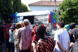 Warga Kediri antre berburu uang baru untuk Lebaran