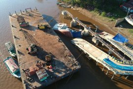 Truk tenggelam di Dermaga Sunyat mulai dievakuasi