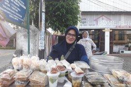 Kolak pisang dan rujak tahu takjil paling laku