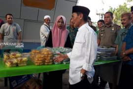 Bupati Gorontalo izinkan pedagang takjil di bawah Menara Pakaya