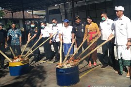 BBPOM Denpasar "bakar" obat-kosmetik ilegal