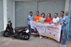 Madurasa serahkan dua sepeda motor kepada konsumennya