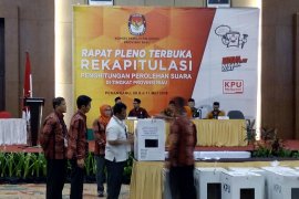 KPU Riau baru plenokan rekapitulasi perolehan suara pemilu 10 kabupaten /kota