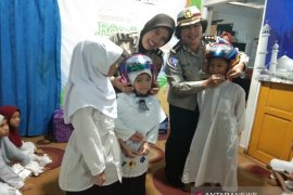 Srikandi Polda Kalsel berbagi sekaligus mengedukasi aturan lalu lintas