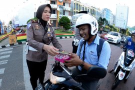 Polantas Polres Bandar Lampung Berbagi Takjil Page 1 Small