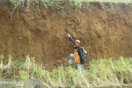 Pergeseran dan retakan tanah di Sukabumi kian membesar