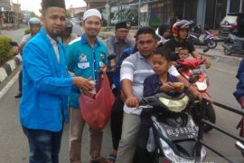KNPI Aceh Barat bagikan ratusan kue untuk pengguna jalan