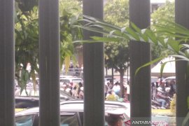 Massa dari ormas mulai berdatangan ke Bawaslu