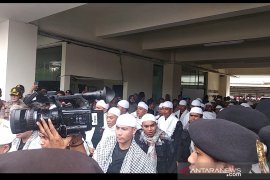 Anggota Brimob kenakan sorban amankan aksi damai di  Bawaslu