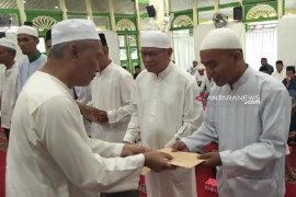 Pemkab HST serahkan dana hibah senilai Rp1,4 miliar