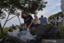 Konsul Amerika Serikat gelar  acara bersih Pantai Manado Page 1 Small
