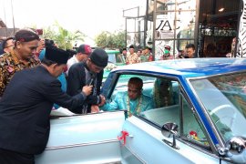 Lima pasang penganten nikah bareng di mobil antik
