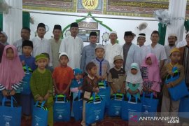 Bupati Bangka bagikan 44 bingkisan kepada anak yatim