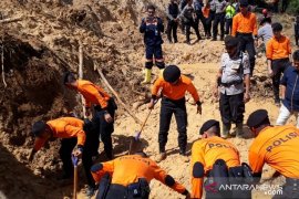 Enam penambang di Gunung Pongkor selamat setelah 15 jam terkurung longsoran