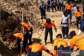 15 jam terkurung longsor, enam penambang selamat