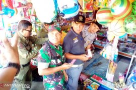 Begini cara pedagang petasan di Tanah Datar mengelabui petugas