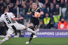 Barcelona dan Real Madrid bersaing mendapatkan Van de Beek