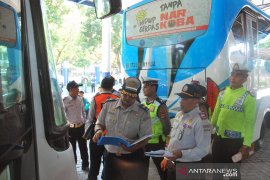Petugas temukan angkutan mudik bermasalah di Mataram