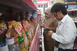 Razia sejumlah toko, tim gabungan temukan makanan kedaluwarsa