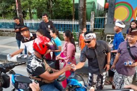 Umat Hindu di Kendari Bagi-bagi takjil kepada Warga