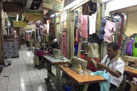 Penjahit di Pasar Sunan Giri masih sepi order