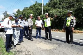 Police watch out prone to landslides road on South-East Kalimantan border