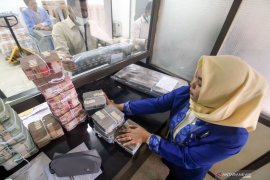 Begini cara tukar uang baru di BCA untuk THR Lebaran 2025