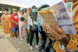 Penukaran uang baru di TPI Tegal