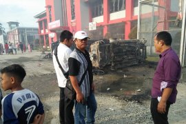 12 sepeda motor dan empat mobil terbakar dalam rusuh di Lapas Narkotika Langkat