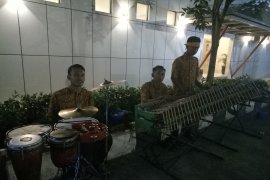 Kesenian angklung siap menghibur di KM 429 Semarang